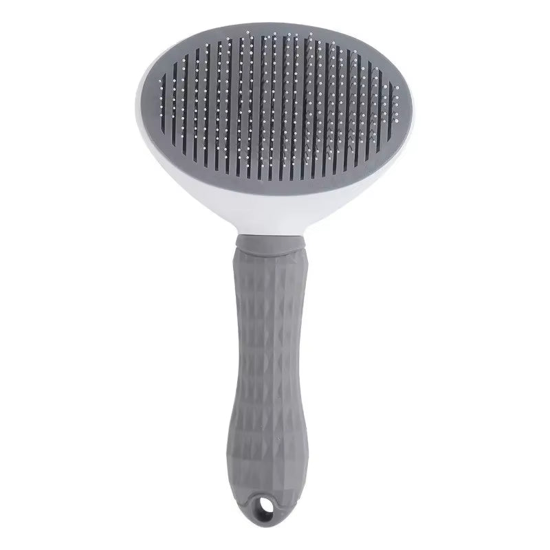Cepillo para perros y gatos Nexorretail con función de autolimpieza y peine removedor de pelo en uso.