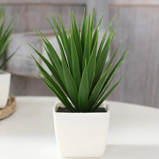 Planta artificial decorativa en maceta blanca para el hogar, ideal para decorar patios, oficinas y vestíbulos.